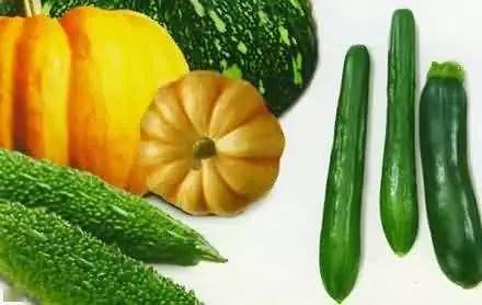 母子俩吃瓜,瓜香四溢的温馨时光