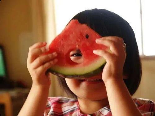 小胖瓜吃西瓜图片搞笑,欢乐瞬间笑翻天